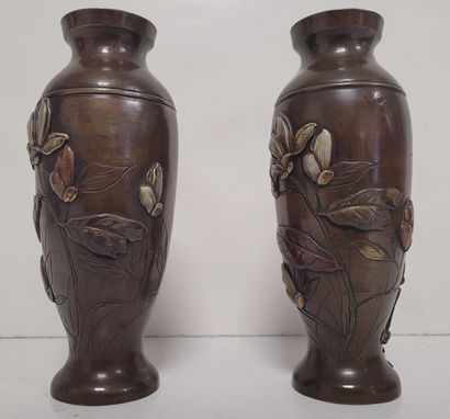 null Paire de petits vases balustres en bronze, Japon, début XXe siècle
A décor en...