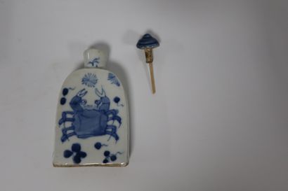 null Six blue and white porcelain medicine bottles in their box, China, early 20th...