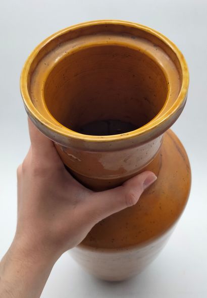null Vase rouleau, Chine, XIXe siècle
En porcelaine émaillée jaune.
Hauteur : 46...