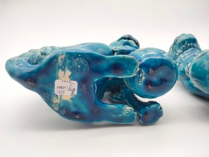 null Paire de chiens de Fô en porcelaine émaillée bleu, Chine, XXe siècle
Hauteur...