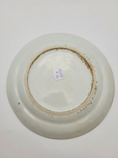  9 assiettes en porcelaine polychromes, Chine, XIXe - XXe siècles Dont : - 4 à décor...