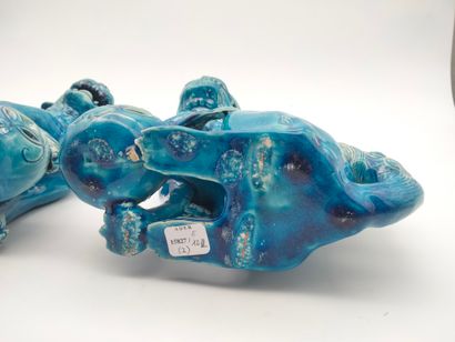 null Paire de chiens de Fô en porcelaine émaillée bleu, Chine, XXe siècle
Hauteur...