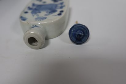 null Six blue and white porcelain medicine bottles in their box, China, early 20th...