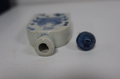 null Six flacons à médecine en porcelaine bleu et blanc dans leur coffret, Chine,...