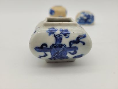 null Trois petits vases à eau en porcelaine, Chine, XIXe siècle
Dont : 
- 2 à ouverture...