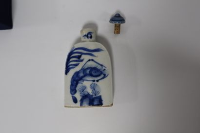 null Six blue and white porcelain medicine bottles in their box, China, early 20th...