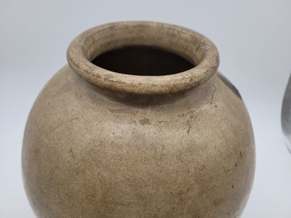null Vase ovoïde en grès, Asie du Sud-Est
Couverte beige à coulures, tâche brune
Hauteur...