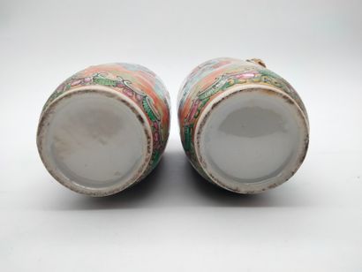  Paire de petits vases en porcelaine, Chine, Canton, fin XIXe siècle A décor polychrome...