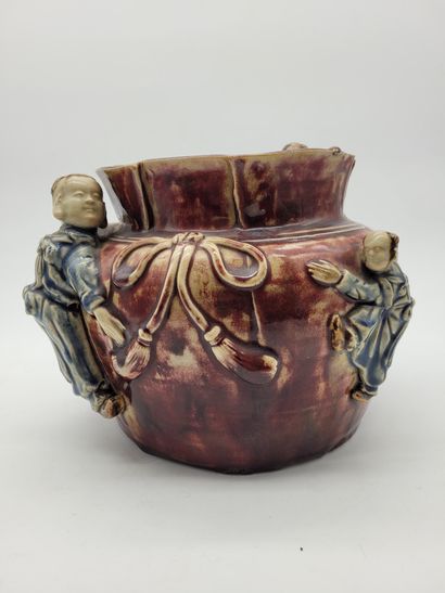 Porcelain pot forming an open purse enamelled...