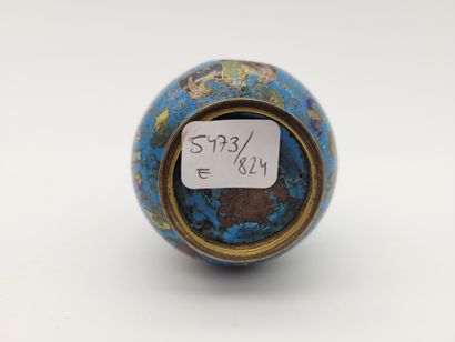 null Small copper alloy vase, China, 19th century 
Decorated in cloisonné enamel...