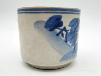  Vase et cache-pot, Chine, XIXe - XXe siècle Vase soliflore en porcelaine et cache-pot...