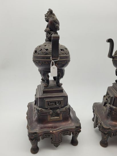 null Pair of sculptures in copper alloy imitating the perfume burner, Europe in the...