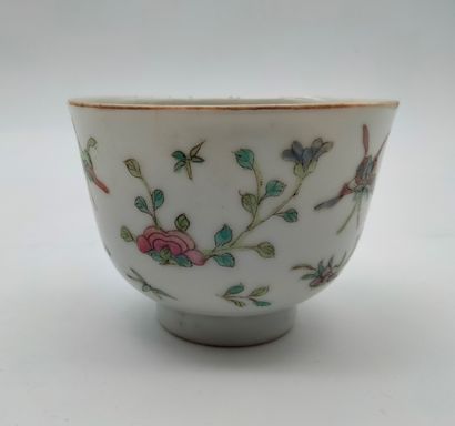  Deux bols en porcelaine, Chine, XIXe siècle Dont : - 1 à décor en rouge de fer de...