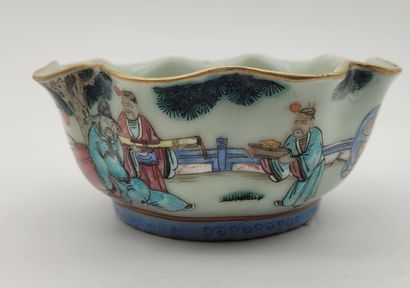  Petite coupe sur talon floriforme, Chine, fin XIXe - début XXe siècle En porcelaine...
