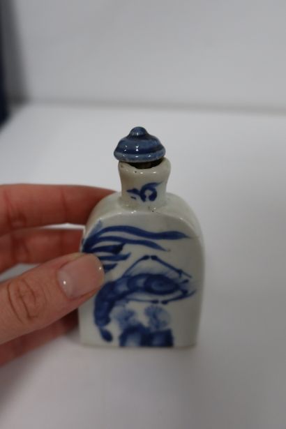 null Six blue and white porcelain medicine bottles in their box, China, early 20th...