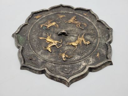 null Miroir en forme de fleur de lotus en bronze à décor en relief d'animaux mythiques...
