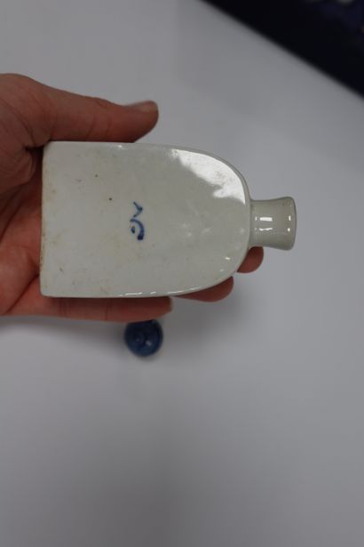 null Six blue and white porcelain medicine bottles in their box, China, early 20th...