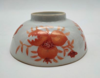 null Deux bols en porcelaine, Chine, XIXe siècle 
Dont : 
- 1 à décor en rouge de...