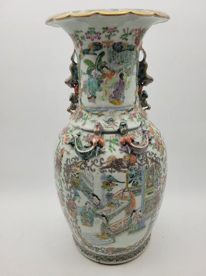 null Vase balustre en porcelaine, Chine, Canton, XIXe siècle
A décor polychrome en...