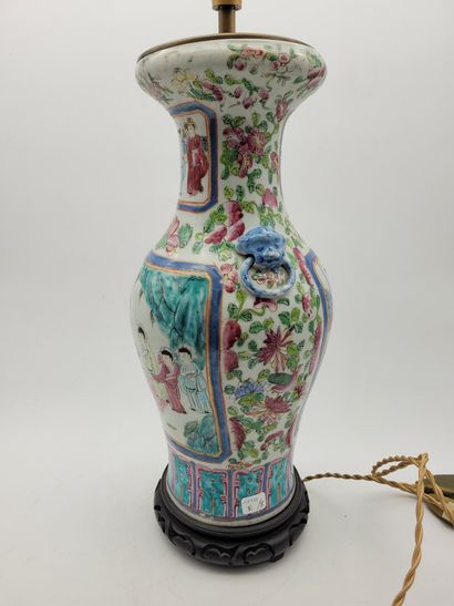  Vase balustre en porcelaine, Chine, Canton, XXe siècle A décor de personnages dans...