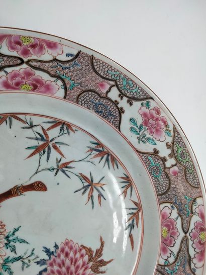  Grand plat en porcelaine à décor polychrome de la famille rose, Chine, Compagnie...