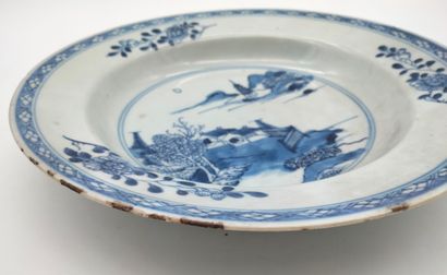  Assiette en porcelaine à décor bleu blanc de paysage lacustre, Chine, Compagnie...