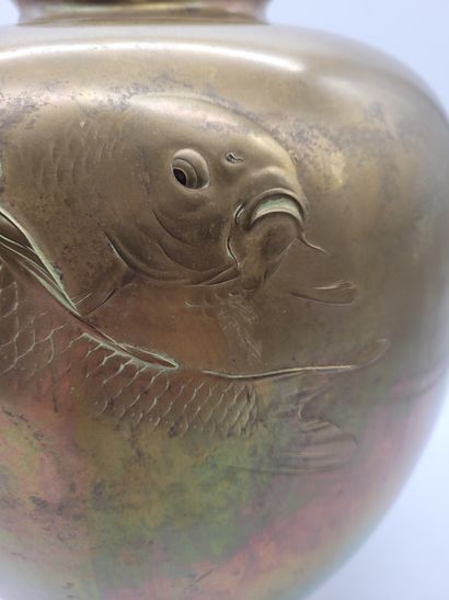 null Vase en bronze à décor de carpes aux yeux laqués, Japon, époque Meiji (1868...