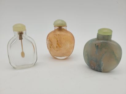  Trois tabatières, Chine, XIXe - XXe siècle Dont : - 1 en verre à panse aplatie....