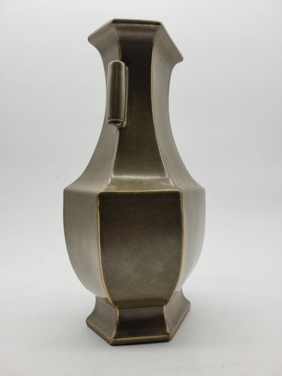 Vase à facettes en porcelaine émaillée dit poudre de thé, Chine, XIXe siècle A deux...