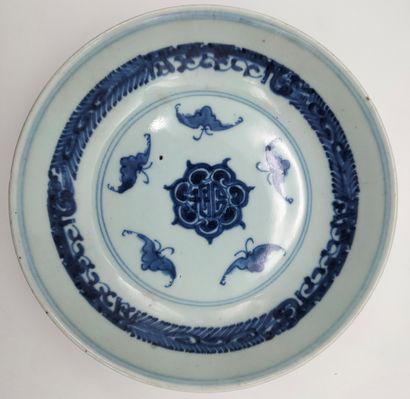 null 3 porcelain plates with blue and white decoration, China, Compagnie des Indes,...