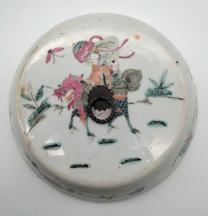  Pot couvert en porcelaine, Chine, fin XIXe siècle A décor d'émaux de la famille...