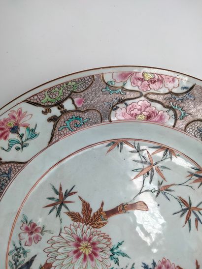 null Grand plat en porcelaine à décor polychrome de la famille rose, Chine, Compagnie...