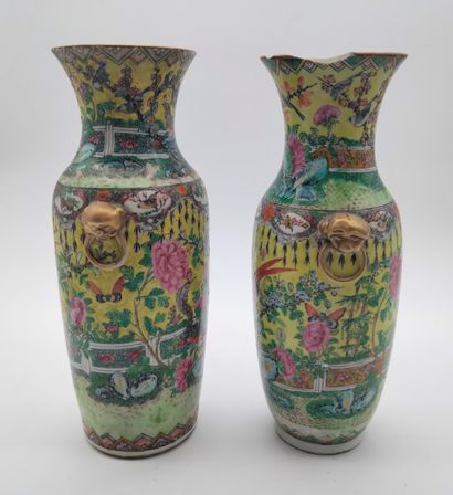  Deux vases balustres en porcelaine, Chine, Canton, fin XIXe siècle A décor de paons...