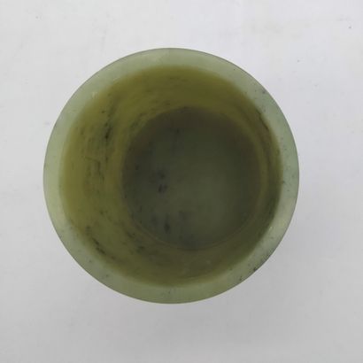 null Pot à pinceau de forme rouleau en jade, Chine
Hauteur : 7,9 cm
Légers éclats...