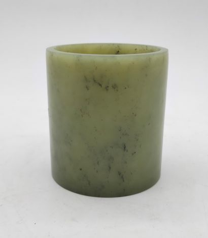 null Pot à pinceau de forme rouleau en jade, Chine
Hauteur : 7,9 cm
Légers éclats...
