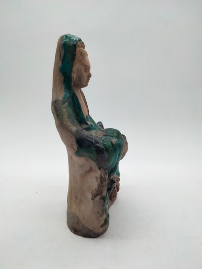  Statuette de Guanyin assise, en terre cuite émaillée vert et brun, Chine, époque...