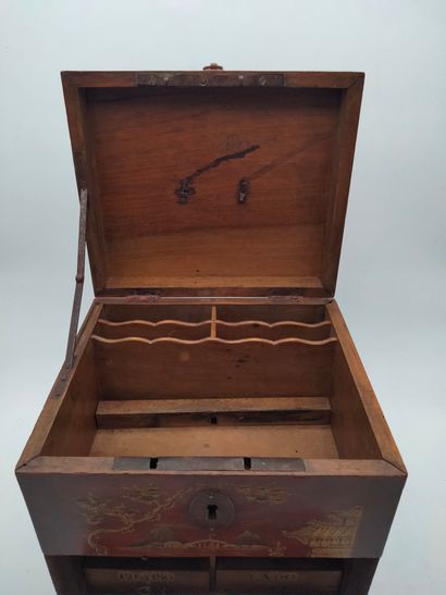 null 
Small box in red lacquered wood, China,

With gilded decoration of animated...