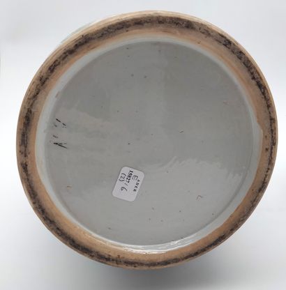 null Paire de vases en porcelaine, Chine, Canton, fin XIXe siècle
A décor polychrome...