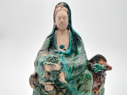  Statuette de Guanyin assise, en terre cuite émaillée vert et brun, Chine, époque...