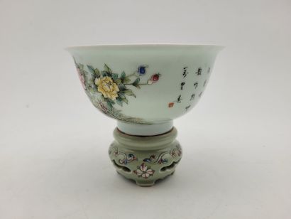  Bol en porcelaine à décor d'oiseaux dans les fleurs, Chine, XXe siècle Monté sur...