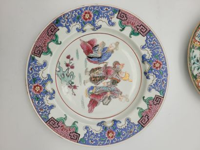  Quatre assiettes en porcelaine, Chine, XIXe - XXe siècle Dont : - 3 en porcelaine...