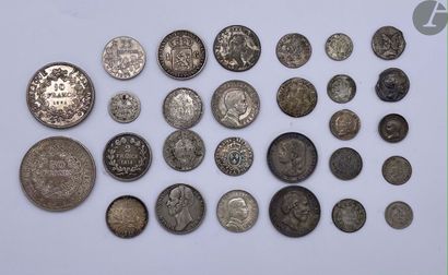null Ensemble de 28 pièces diverses:

- 2 Deniers en argent de la République romaine

-...