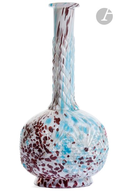  Vase soliflore ou carafe en verre doublé à décor moucheté de rouge bordeaux, blanc...