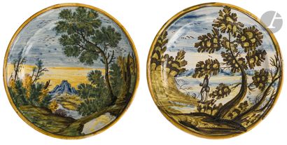 null Castelli
Trois assiettes en faïence à décor polychrome de paysages et scène...