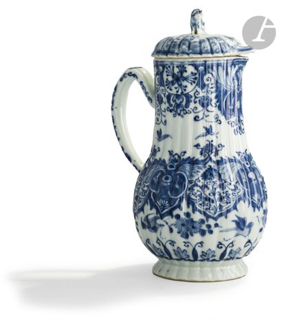 Chine Pot à eau couvert en porcelaine à décor...
