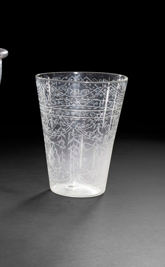 null Grand vase évasé, en verre soufflé, gravé de nœuds, de volutes et de draperies.
France...