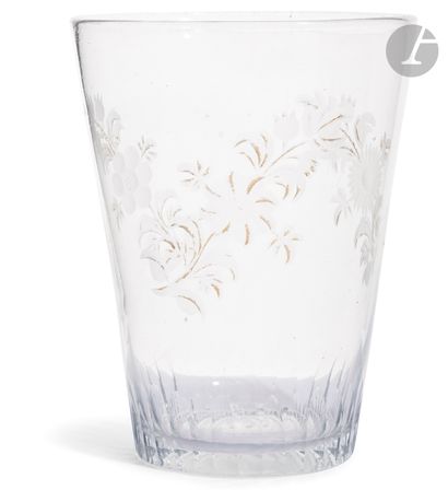 null Lot de deux verres : 
- Verre en cristal taillé et gravé de trois branches de...