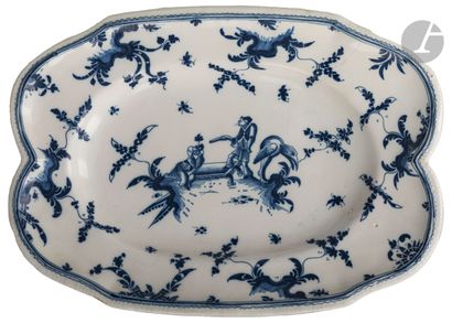 null Moustiers
Oval dish with contoured edge in earthenware with decoration in blue...