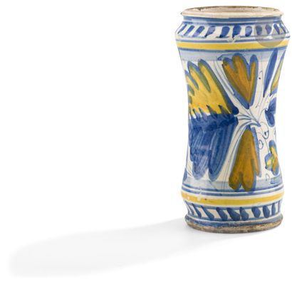 null Lyon
Albarello slightly curved earthenware with blue, ochre and yellow decoration...