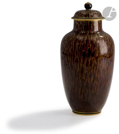 Sèvres Vase oblong couvert en porcelaine...